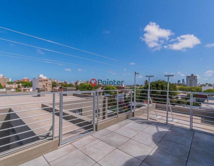 Venta apartamento de 2 dormitorios con cochera y terraza con parrillero propio en Malvin