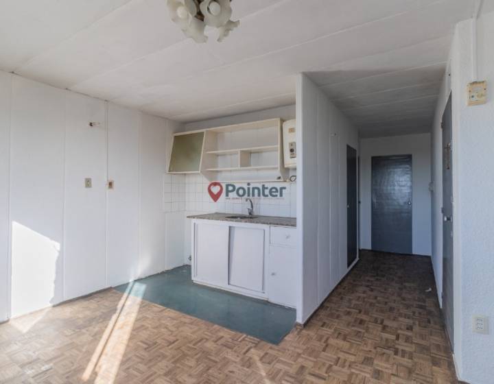 El apartamento se encuentra en tercer piso por escalera. La puerta de entrada cuenta con rejas.

A...