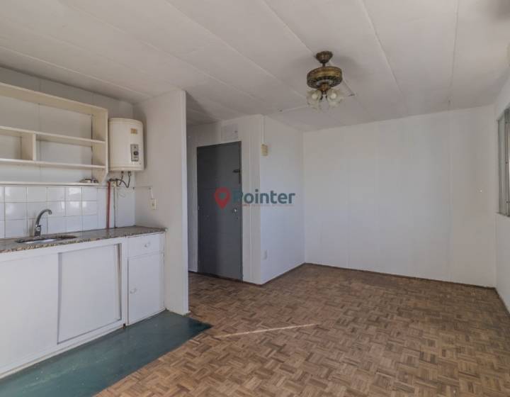 El apartamento se encuentra en tercer piso por escalera. La puerta de entrada cuenta con rejas.

A...