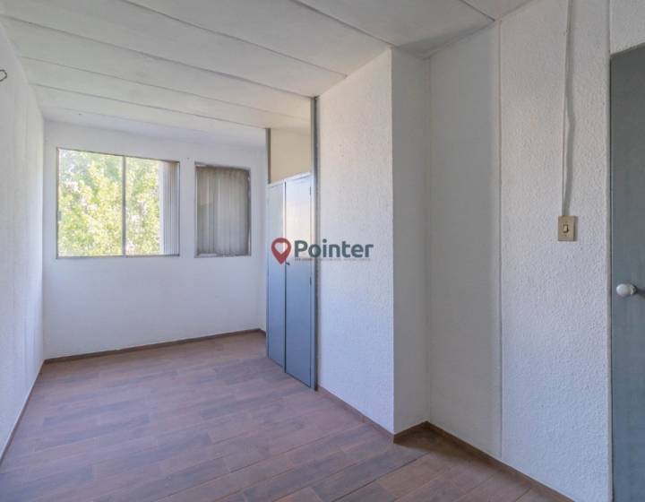 El apartamento se encuentra en tercer piso por escalera. La puerta de entrada cuenta con rejas.

A...