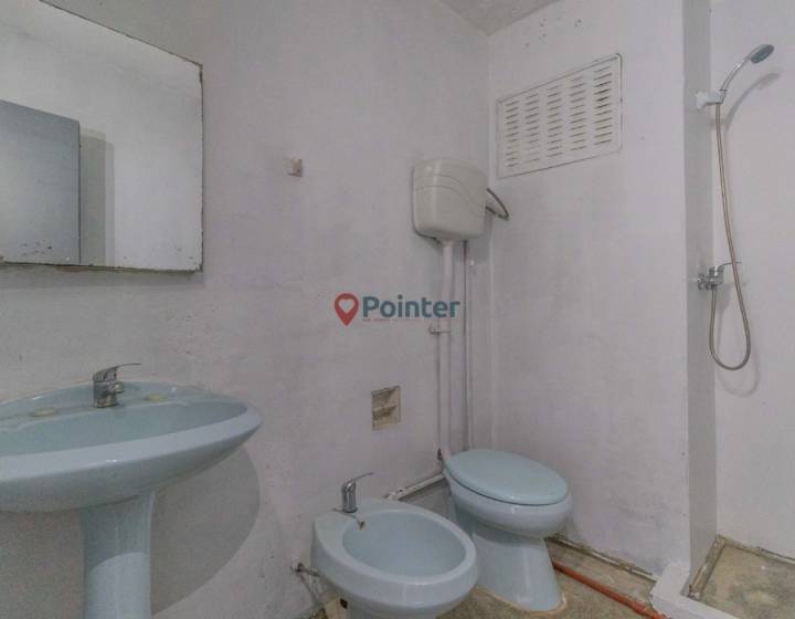 El apartamento se encuentra en tercer piso por escalera. La puerta de entrada cuenta con rejas.

A...