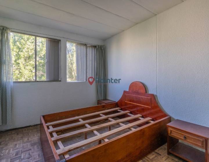 El apartamento se encuentra en tercer piso por escalera. La puerta de entrada cuenta con rejas.

A...