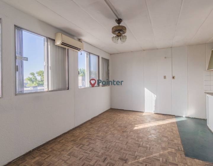 El apartamento se encuentra en tercer piso por escalera. La puerta de entrada cuenta con rejas.

A...