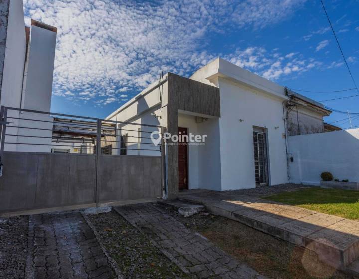 Hermosa Casa Reciclada 3 Dorm, 2 Ba&ntilde;os, Parrillero y Cochera.
