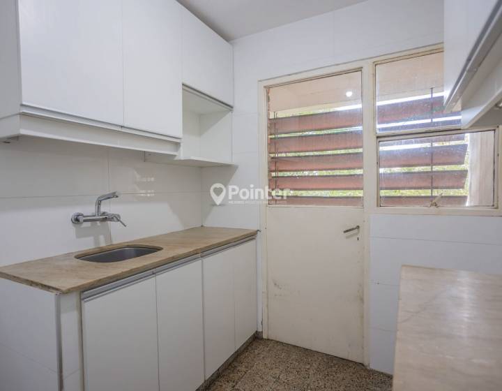 Apartamento 2 dormitorios, luminoso, entre Punta Carretas y Parque Rod&oacute;
