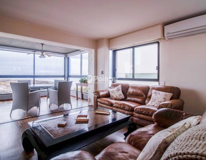 Apartamento Frente al Mar en la Pen&iacute;nsula de Punta del Este &ndash; 3 Dormitorios + Garaje