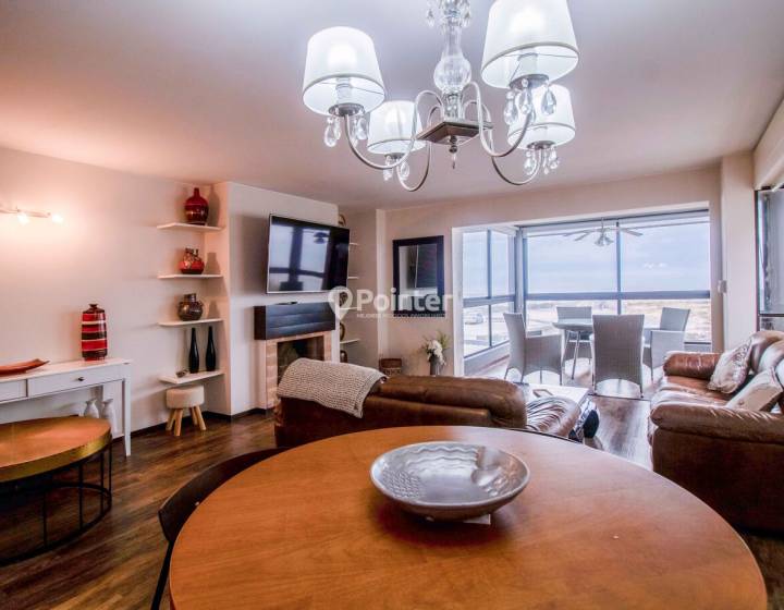 Apartamento Frente al Mar en la Pen&iacute;nsula de Punta del Este &ndash; 3 Dormitorios + Garaje
