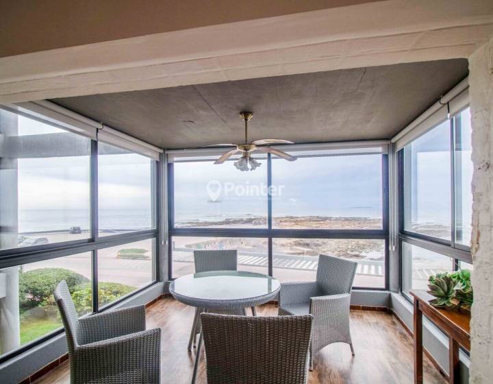 Apartamento Frente al Mar en la Pen&iacute;nsula de Punta del Este &ndash; 3 Dormitorios + Garaje