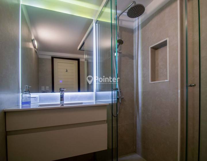 Apartamento Frente al Mar en la Pen&iacute;nsula de Punta del Este &ndash; 3 Dormitorios + Garaje