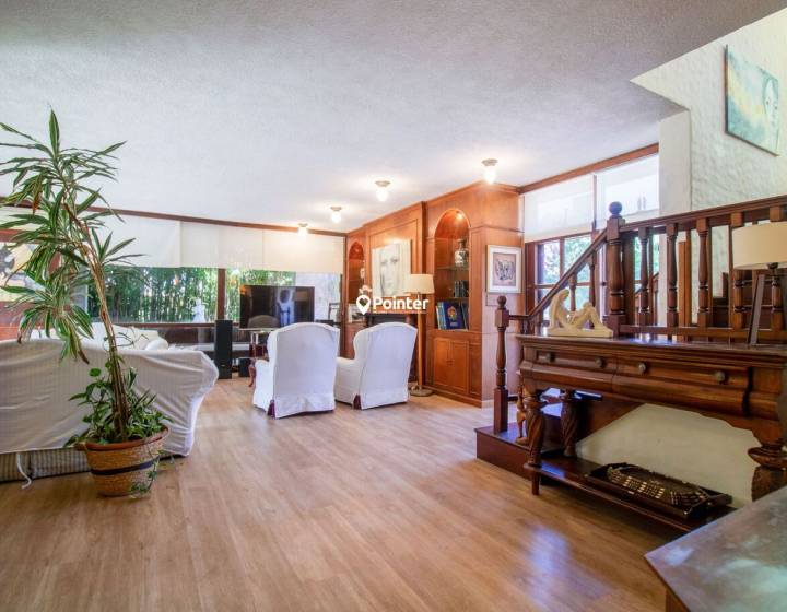 Casa En Venta En La Mansa, parada 10, 5 Dormitorios + Dependencia