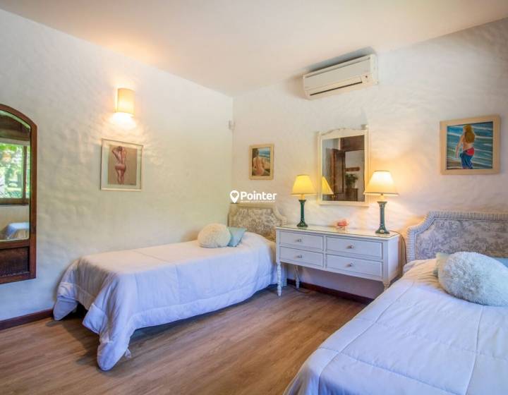 Casa En Venta En La Mansa, parada 10, 5 Dormitorios + Dependencia