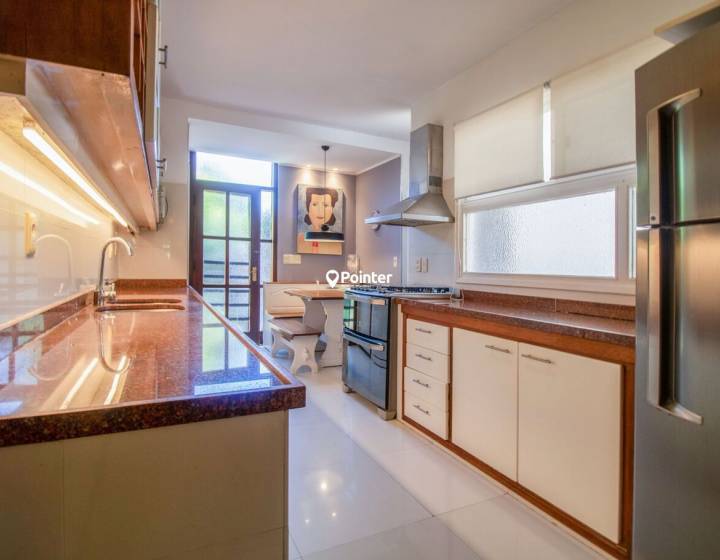 Casa En Venta En La Mansa, parada 10, 5 Dormitorios + Dependencia