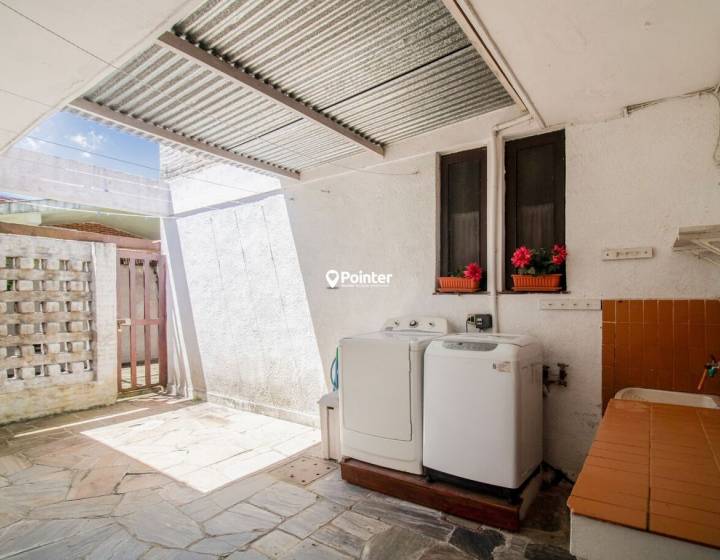 Casa En Venta En La Mansa, parada 10, 5 Dormitorios + Dependencia