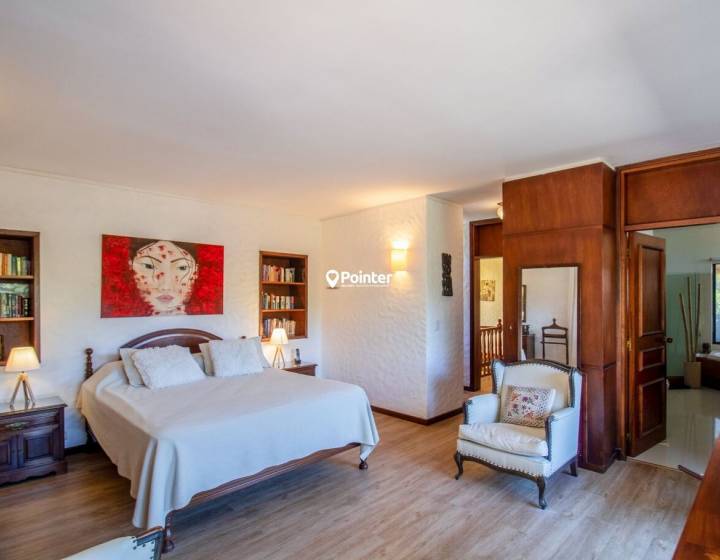 Casa En Venta En La Mansa, parada 10, 5 Dormitorios + Dependencia