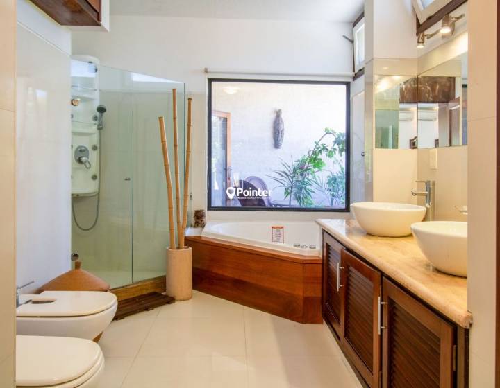 Casa En Venta En La Mansa, parada 10, 5 Dormitorios + Dependencia