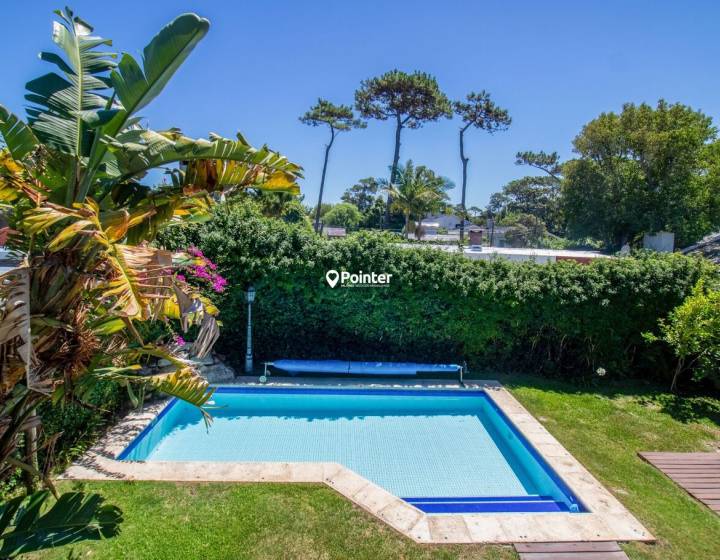 Casa En Venta En La Mansa, parada 10, 5 Dormitorios + Dependencia