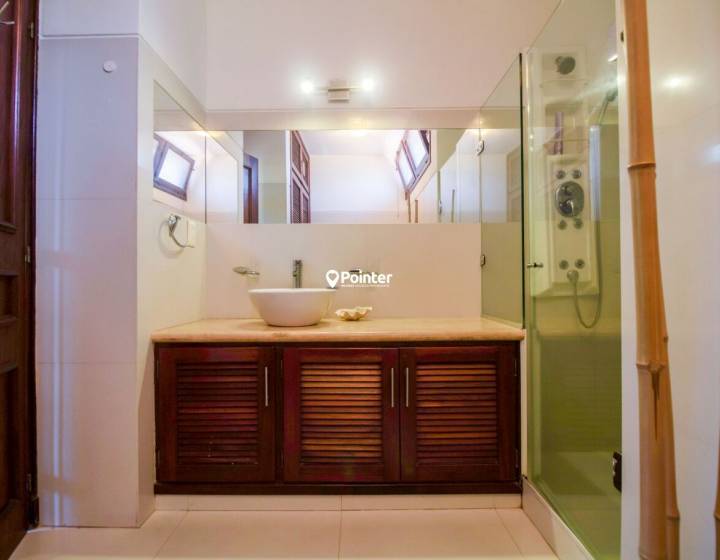 Casa En Venta En La Mansa, parada 10, 5 Dormitorios + Dependencia