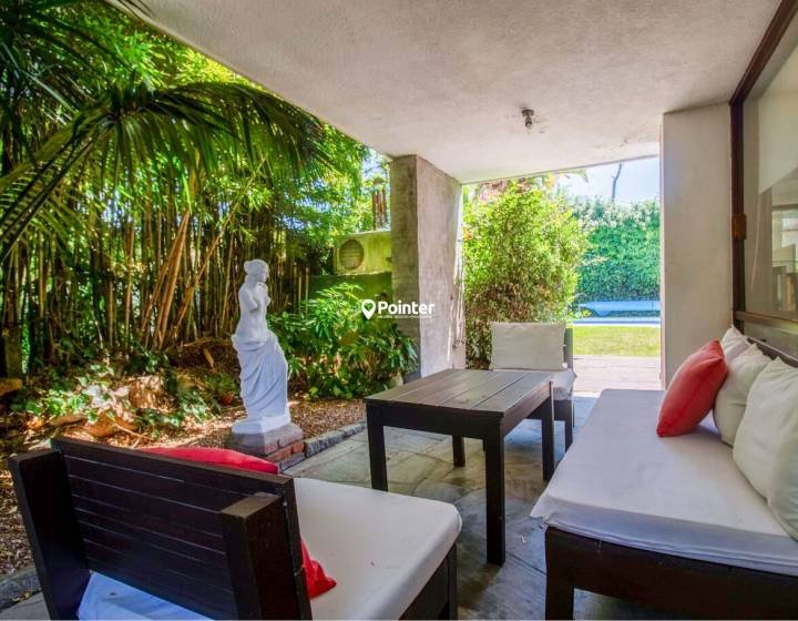 Casa En Venta En La Mansa, parada 10, 5 Dormitorios + Dependencia