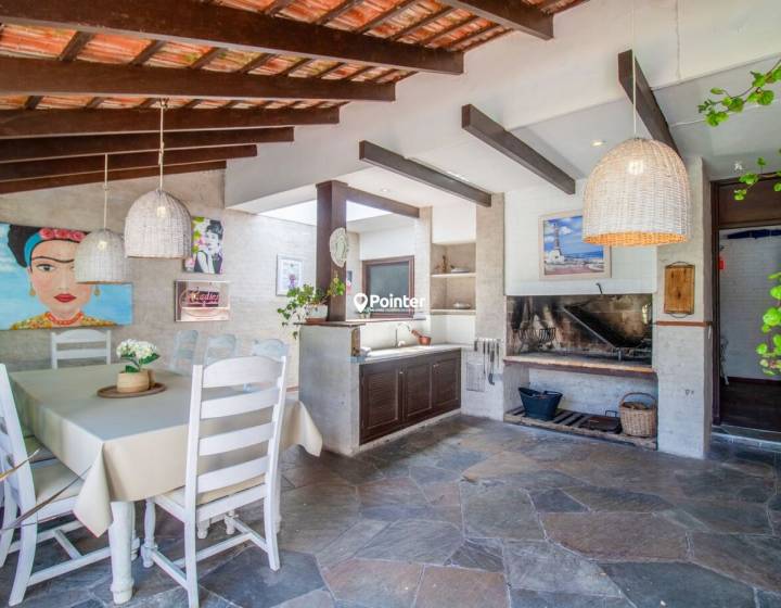 Casa En Venta En La Mansa, parada 10, 5 Dormitorios + Dependencia