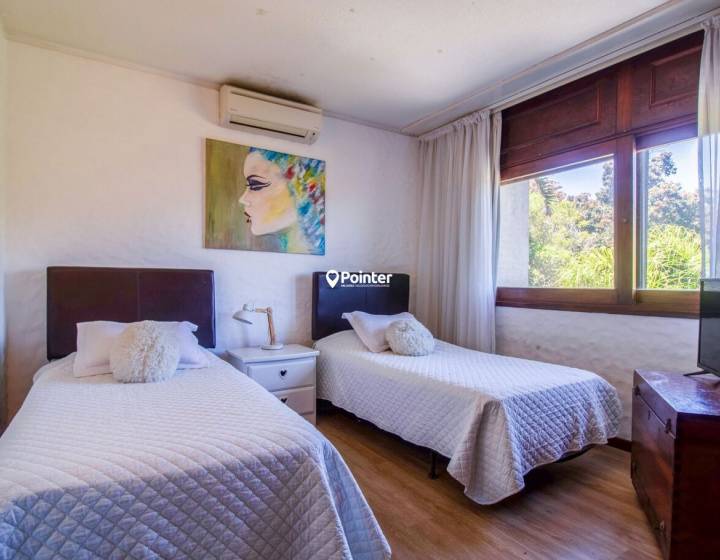 Casa En Venta En La Mansa, parada 10, 5 Dormitorios + Dependencia