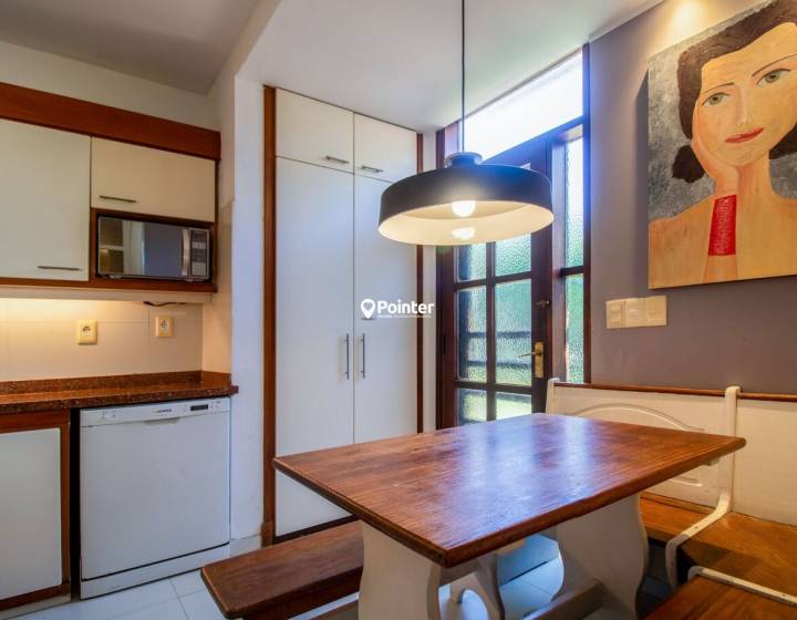 Casa En Venta En La Mansa, parada 10, 5 Dormitorios + Dependencia