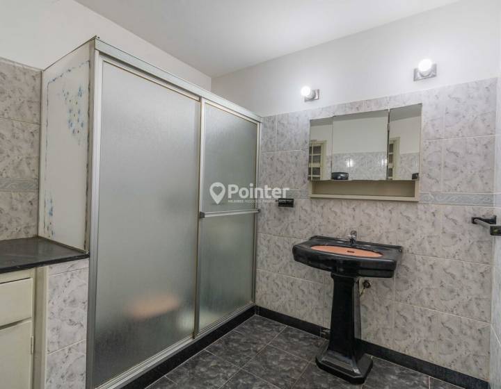 Oportunidad en el Centro &ndash; 4 Dormitorios, 3 Ba&ntilde;os