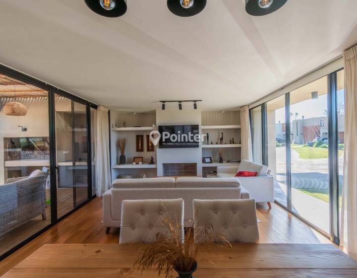 VENTA Casa Huerta de los Horneros, 4 Dormitorios, 3 ba&ntilde;os + Piscina