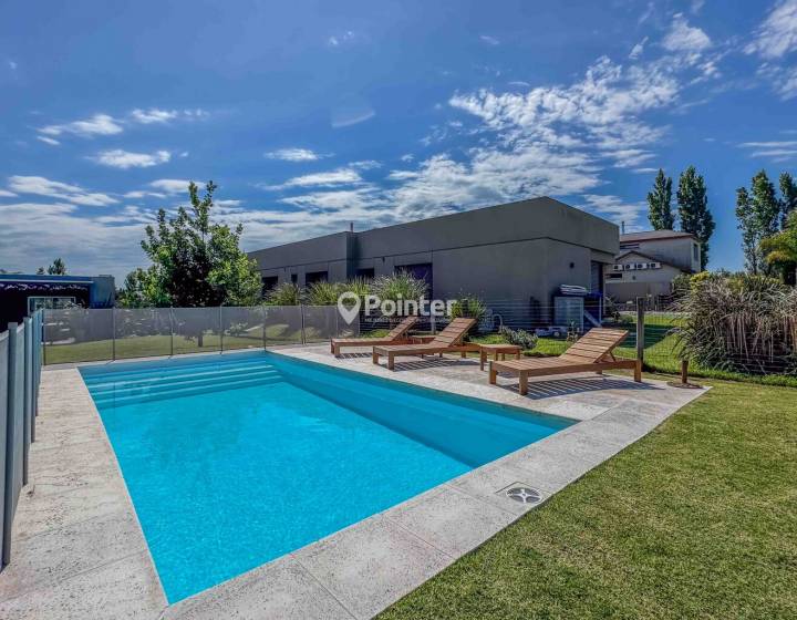 VENTA Casa moderna en Altos de la Tahona, 3 Dormitorios, Piscina y Vista al Golf