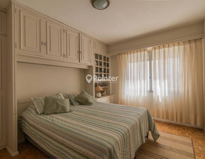 Apartamento en Rambla Pocitos con vista al mar, 3 dormitorios + servicio y garage