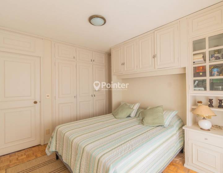 Apartamento en Rambla Pocitos con vista al mar, 3 dormitorios + servicio y garage