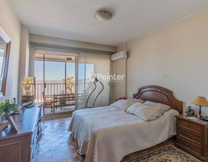 Apartamento en Rambla Pocitos con vista al mar, 3 dormitorios + servicio y garage