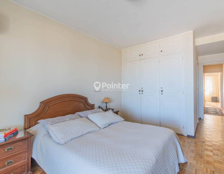 Apartamento en Rambla Pocitos con vista al mar, 3 dormitorios + servicio y garage