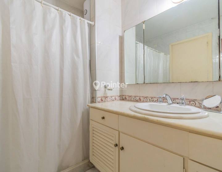 Apartamento en Rambla Pocitos con vista al mar, 3 dormitorios + servicio y garage