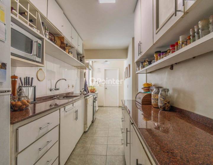 Apartamento en Rambla Pocitos con vista al mar, 3 dormitorios + servicio y garage
