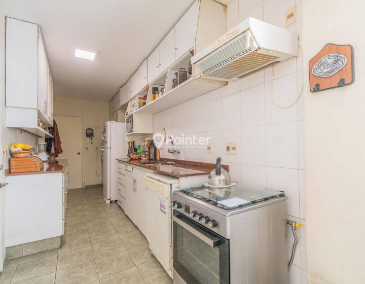 Apartamento en Rambla Pocitos con vista al mar, 3 dormitorios + servicio y garage
