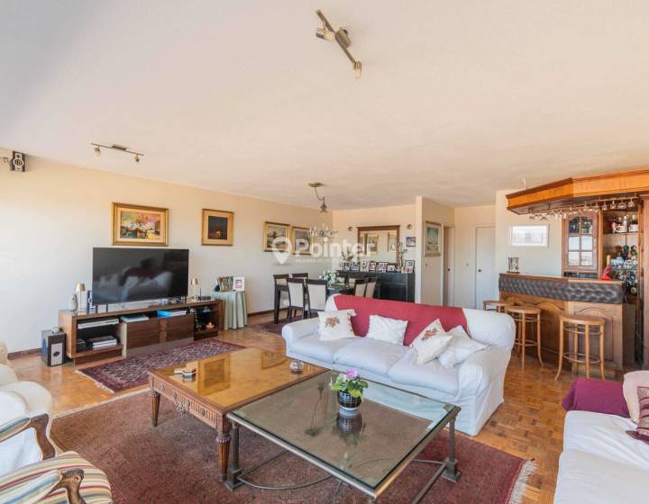 Apartamento en Rambla Pocitos con vista al mar, 3 dormitorios + servicio y garage