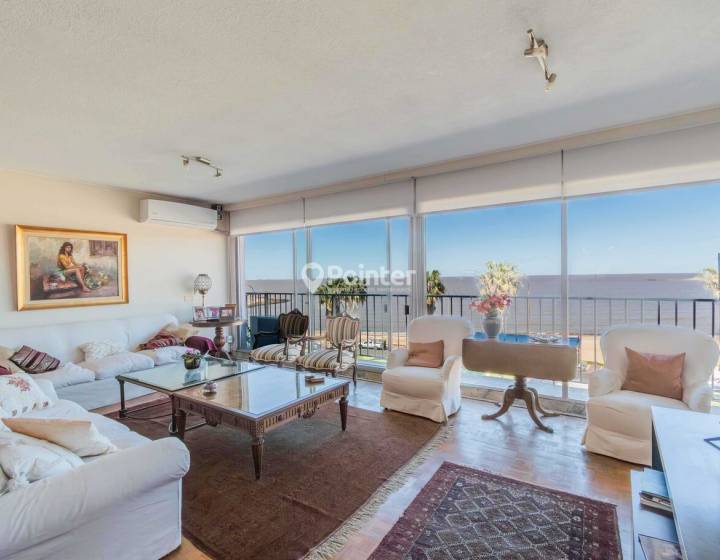 Apartamento en Rambla Pocitos con vista al mar, 3 dormitorios + servicio y garage