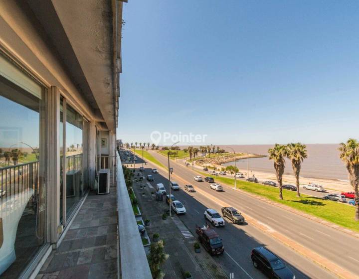 Apartamento en Rambla Pocitos con vista al mar, 3 dormitorios + servicio y garage