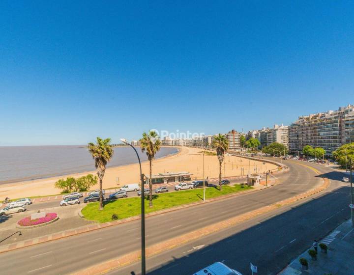 Apartamento en Rambla Pocitos con vista al mar, 3 dormitorios + servicio y garage