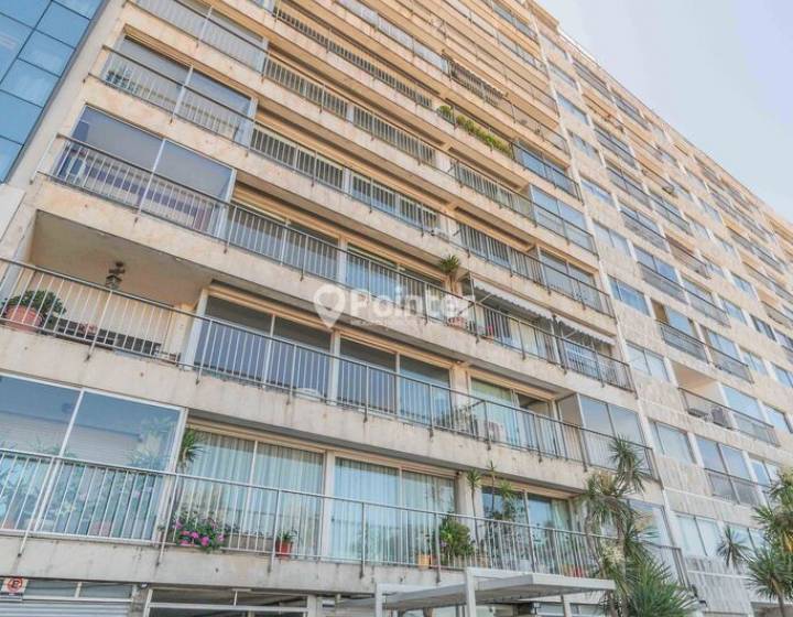 Apartamento en Rambla Pocitos con vista al mar, 3 dormitorios + servicio y garage