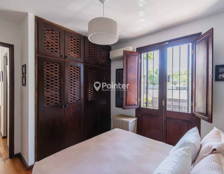 VENTA CASA POCITOS 2 DORMITORIOS Y TERRAZA CON PARRILLERO