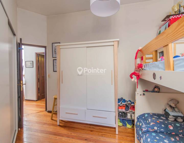 VENTA CASA POCITOS 2 DORMITORIOS Y TERRAZA CON PARRILLERO