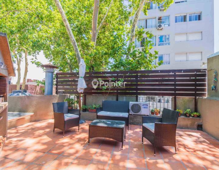 VENTA CASA POCITOS 2 DORMITORIOS Y TERRAZA CON PARRILLERO