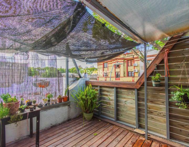 VENTA TRIPLEX  CON TERRAZA CON PARRILLERO CERRADOEN BARRIO PALERMO