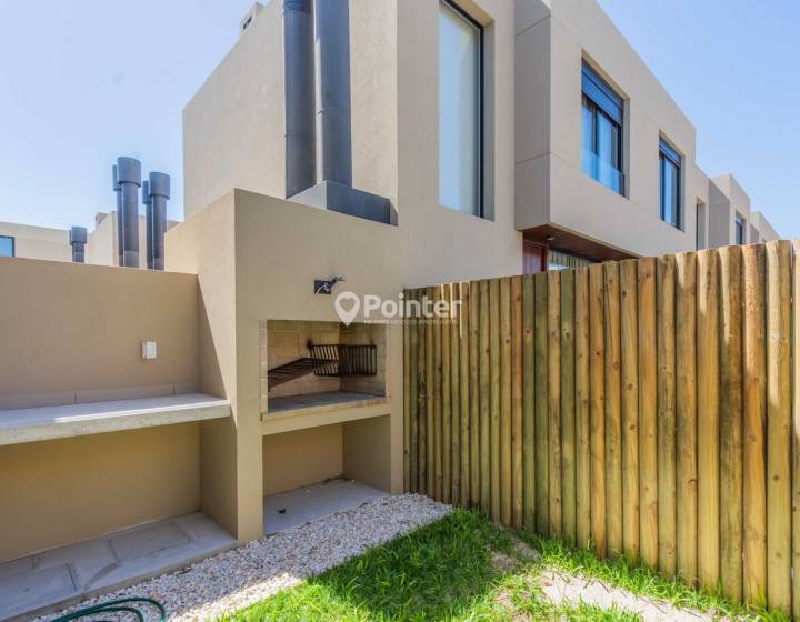VENTA | Casa moderna en complejo cerrado &ndash; Carrasco Norte