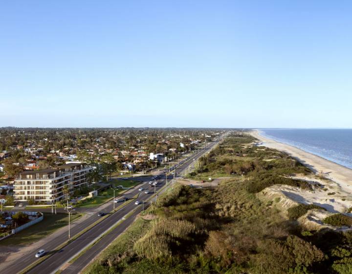 Apartamento tres dormitorios sobre Rambla Costanera