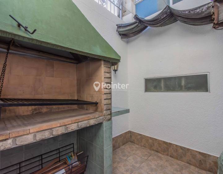 Venta apartamento 3 dormitorios con patio y parrillero en Cord&oacute;n / Tres Cruces &ndash; Planta baja