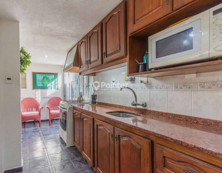 Venta apartamento 3 dormitorios con patio y parrillero en Cord&oacute;n / Tres Cruces &ndash; Planta baja