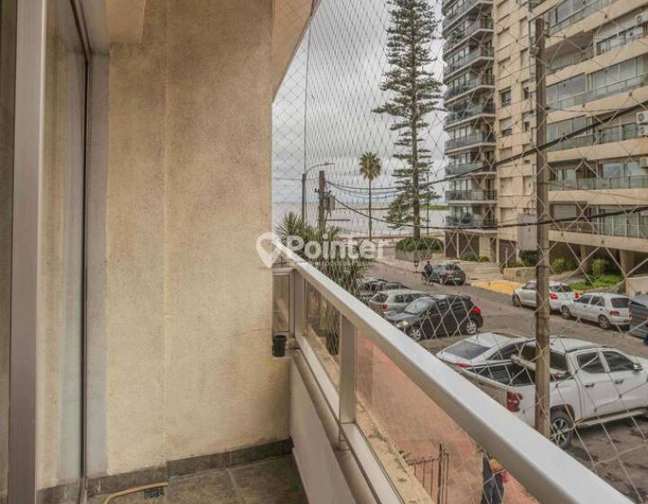 Venta Apartamento en Pocitos 3 dormitorios con Patio y Barbacoa con Parrillero