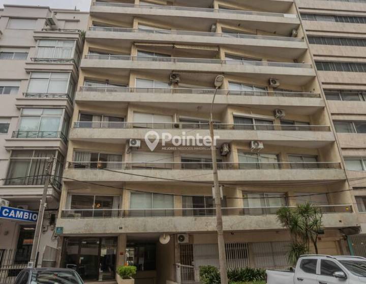 Venta Apartamento en Pocitos 3 dormitorios con Patio y Barbacoa con Parrillero